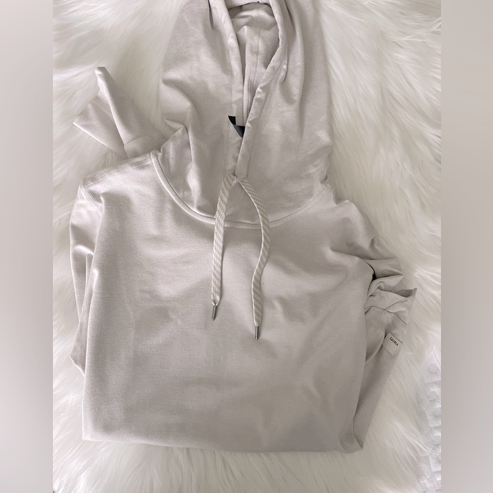 vuori Halo Essential Hoodie in Salt Heather Small